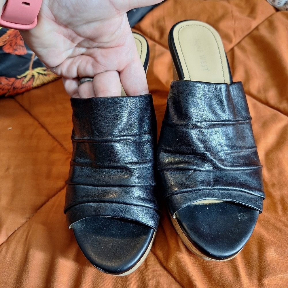 NINE WEST SIZE 8M BLACK LEATHER AND WEDGE SANDLES